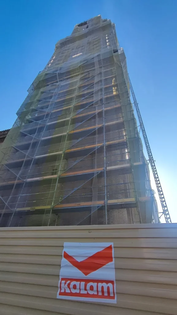 Andamio y lona de protección cubriendo la torre del Pilar de Zaragoza