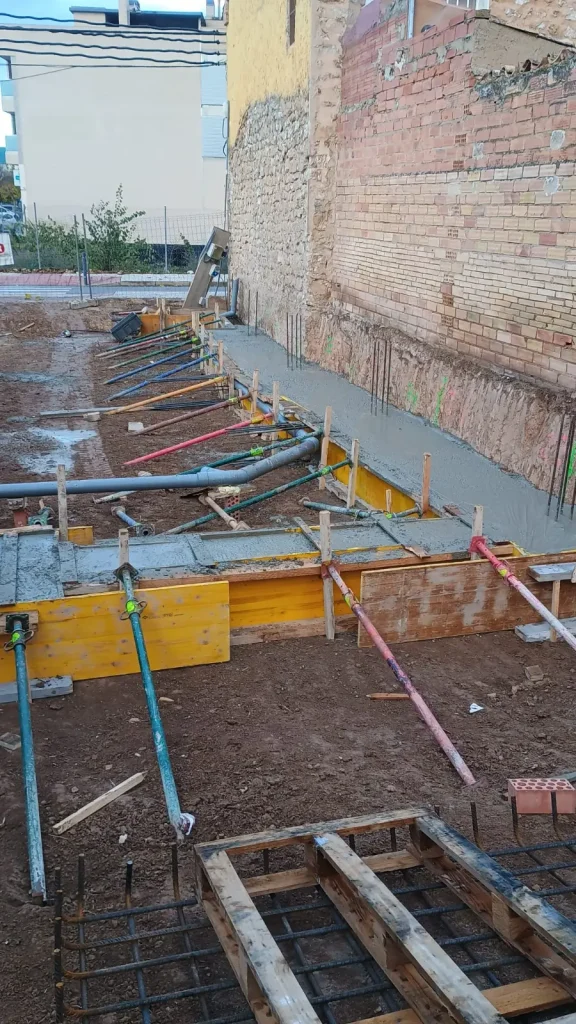 Armado y encofrado de la estructura de hormigón de un edificio
