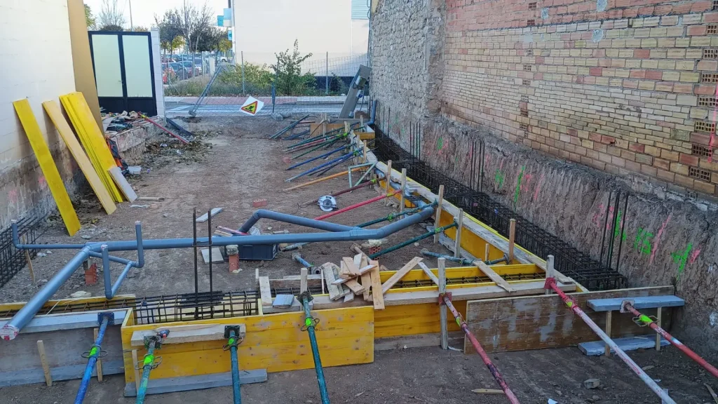 Trabajos de cimentación con armaduras y encofrados en una obra