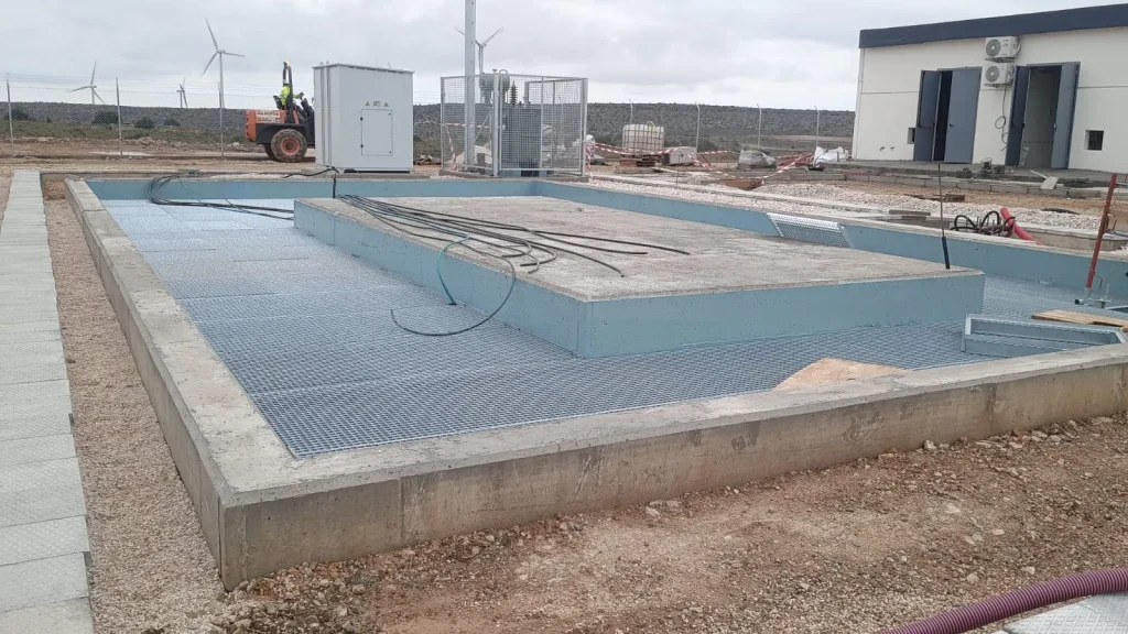 Piscina de hormigón en construcción en una vivienda