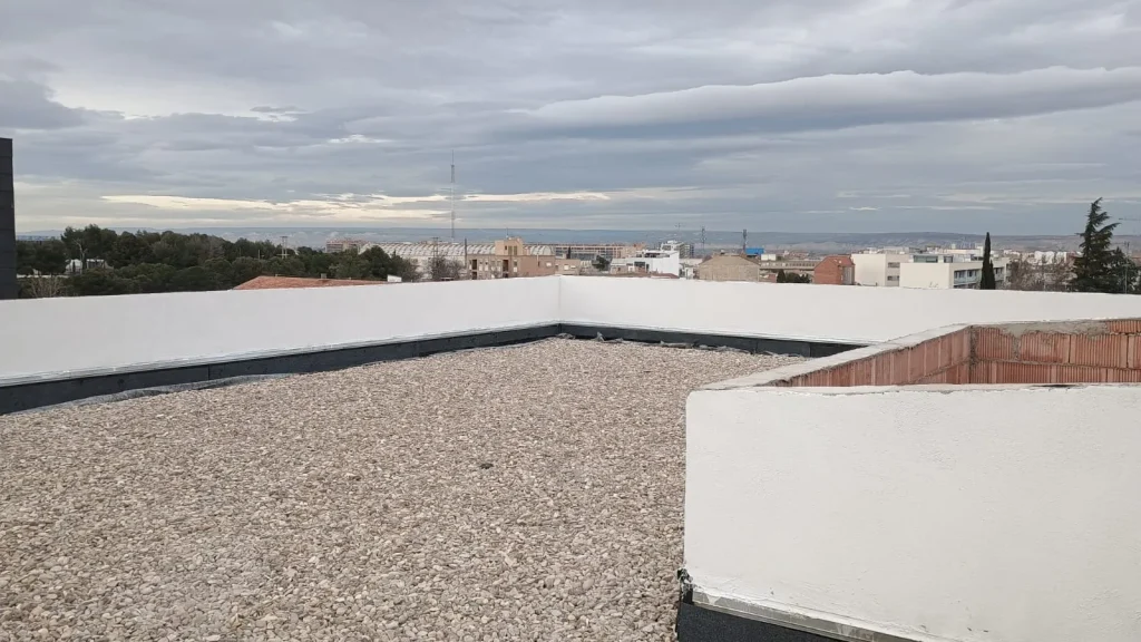 Cubierta plana terminada en una obra de nueva construcción