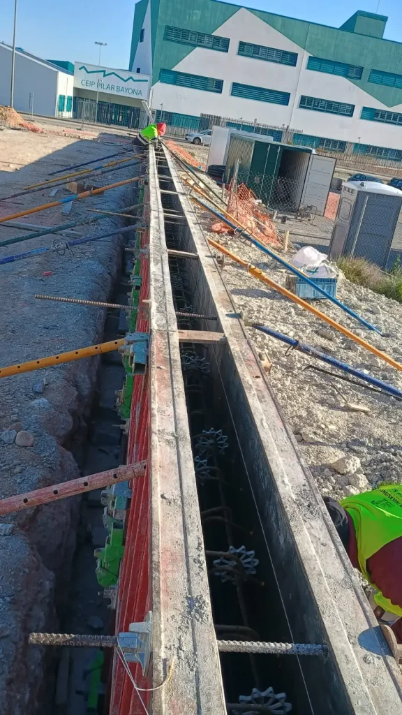 Zanja entibada durante trabajos de obra civil