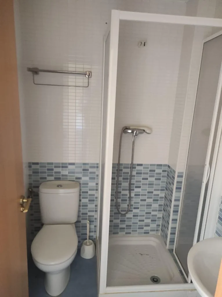 Baño reformado de una habitación del Hotel Villafranca