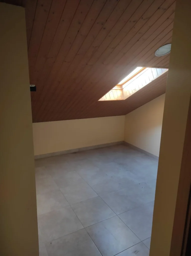 Habitación abuhardillada reformada en el Hotel Villafranca