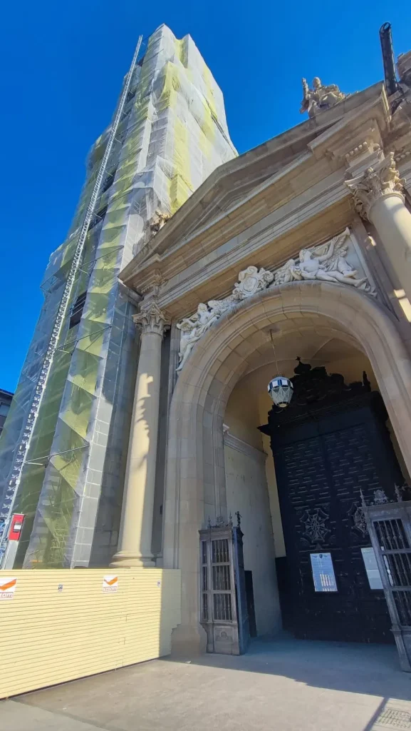 Andamiaje en la torre de la Basílica del Pilar de Zaragoza durante los trabajos de limpieza