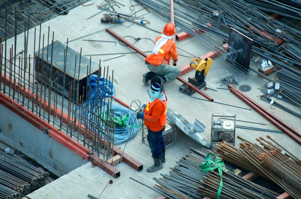 Operarios trabajando sobre el ferrallado de un forjado